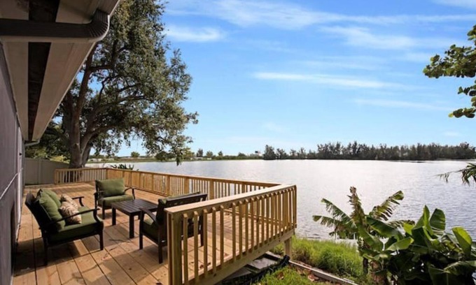 Davie Villa | Lake house 1