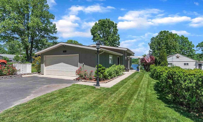 South Bend House | Lake House in South Bend