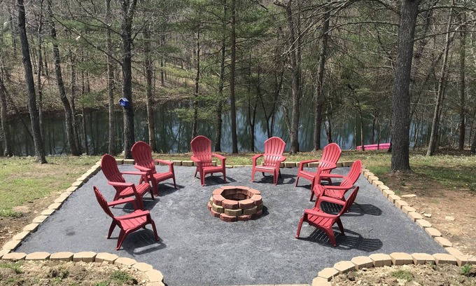 Hedgesville House | Lake House w/Pool and King Bed, Fishing - Dogs OK
