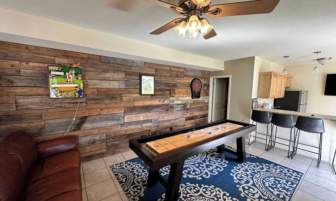 Rocky Mount House | Lake It Easy – Waterfront 7 BDR!