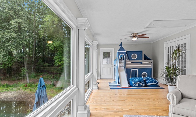 Buford House | Lake Living at Its Finest! 2 BDR for 6 w/Amazing views, Perfect for Families