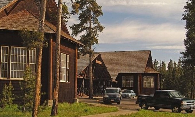 Lake Hotel | Lake Lodge Cabins - Inside the Park