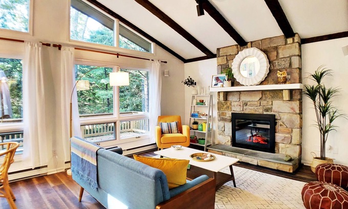 Pocono Pines Ski Chalet | Lake Naomi Poconos Gem★HotTub+Game Room+Fire Pit Mid-Mod Chalet★Golden Owl PA