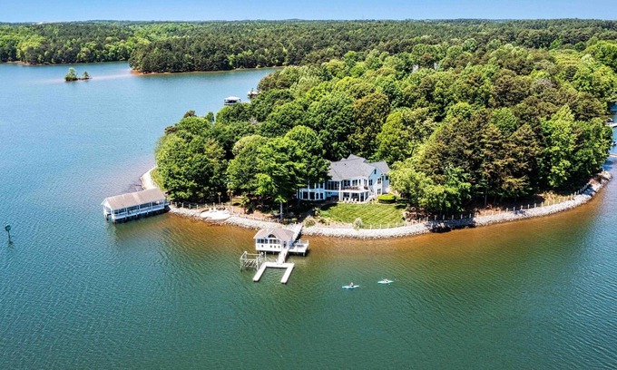 Lake Norman of Catawba Resort | Lake Norman's finest luxury vacation rental. See-> https:/carolinahideaway.com