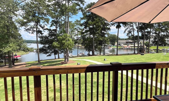 Lake Oconee House | Lake Oconee Lakefront w/Pool, Kayaks & Games