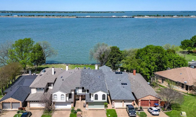 Rockwall House | Lake Ray Hubbard - Luxury Lakeside Home Located in Chandler's Landing - Rockwall