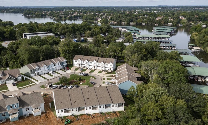 Gallatin House | Lake retreat North of Nashville! Backs up to Gallatin Marina & Old Hickory Lake!