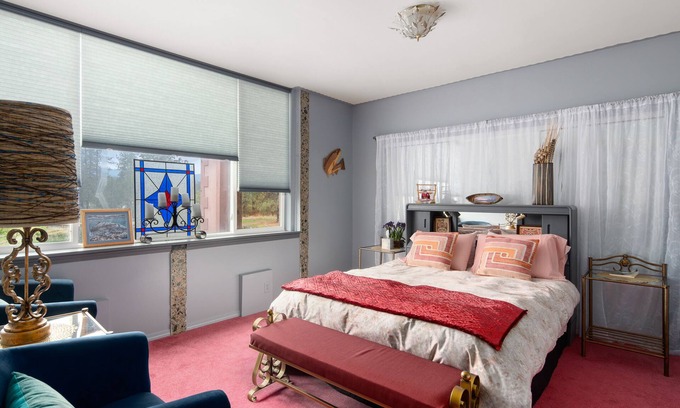 Evans House | Lake Roosevelt Suites - The Salmon Room