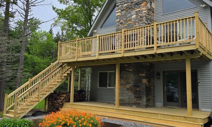 Londonderry House | Lake, Ski, Hiking, Shopping Vermont Getaway! Just Steps Away From Everything!