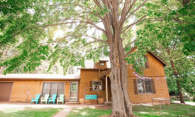 Cumberland House | Lake Street Retreat: Charming Getaway with Stunning Lake View Sunsets