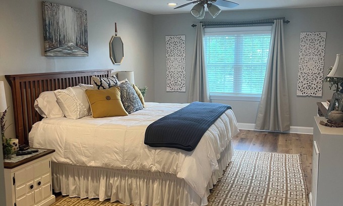 Mount Gilead House | Lake Tillery Waterfront home with Kayaks, paddle board and paddle boat!