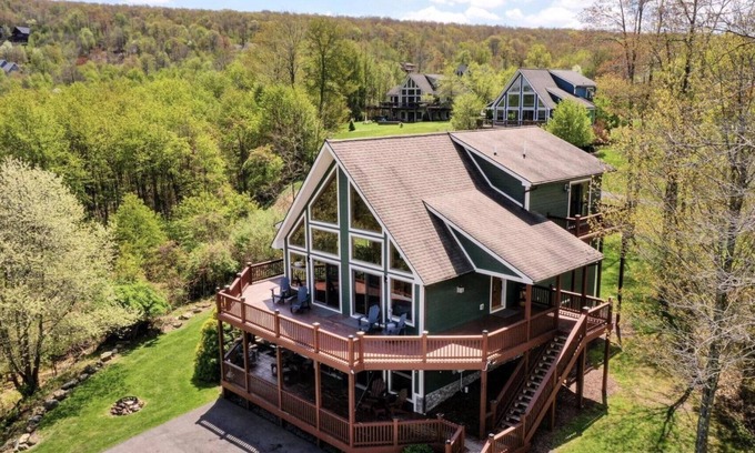 Oakland Ski Chalet | Lake View Chalet with Hot Tub and Fire Pit