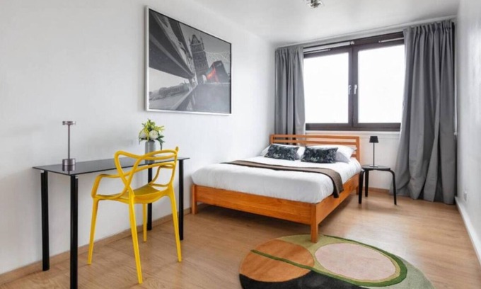 Woodberry Down Apartment | Lake View Minimalist Apartment|3 Beds|6 Guest