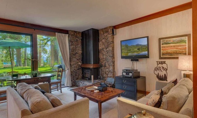 Tahoe Tavern House | Lake View|Pool|Pier|Bouys|Pickleball|Walk to town