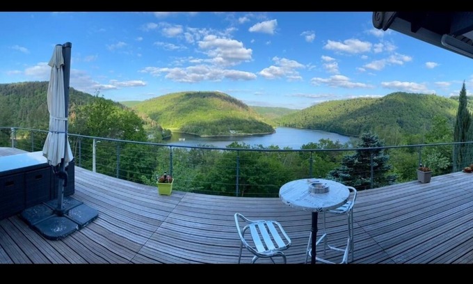 Miremont House | Lake view room with jacuzzi