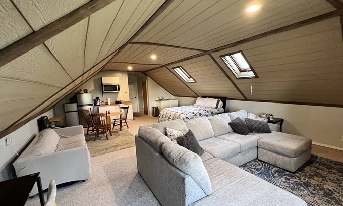 Wilson Apartment | Lake View Studio Apartment Above Garage