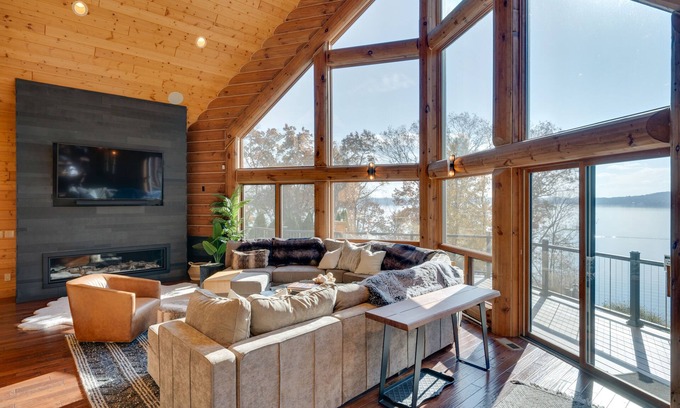 Merrimac Cabin | Lake Wisconsin Lodge w/ Dock & Pool Near Skiing!