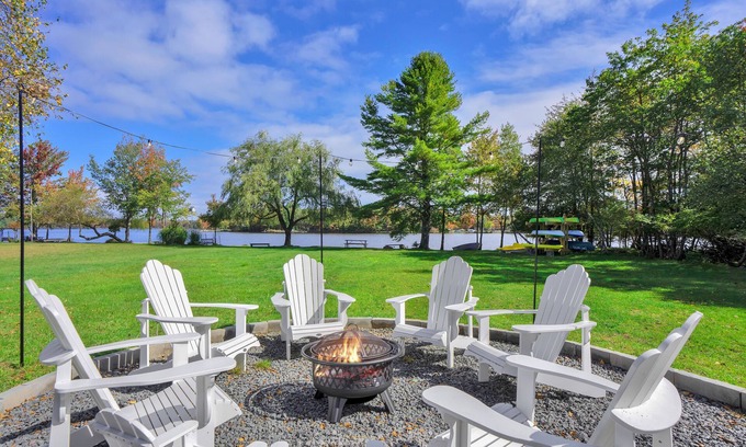 Pocono Summit House | LAKEFRONT! Amazing views! 30+days, Boats, Fire-pit, Movie Rm, Game Rm, office