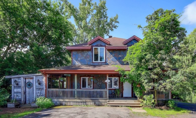 Pincourt House | Lakefront Appart near Montreal 15 min Airport