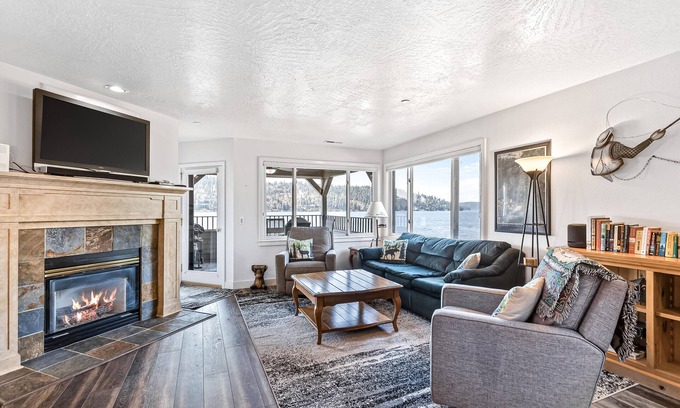 Coeur d'Alene Condo | Lakefront Condo w/Stunning Views, Balcony, & Fireplace