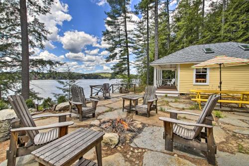 Oxford House | Lakefront Cottage Boat Dock, Patio and Kayaks!