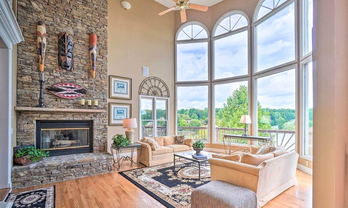 Crossville House | Lakefront Crossville Home w/ Pool Table!
