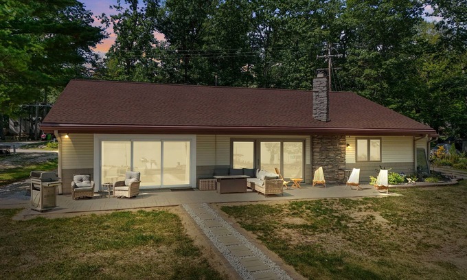 Higgins Lake House | Lakefront Escape – Your Premier Up North Retreat