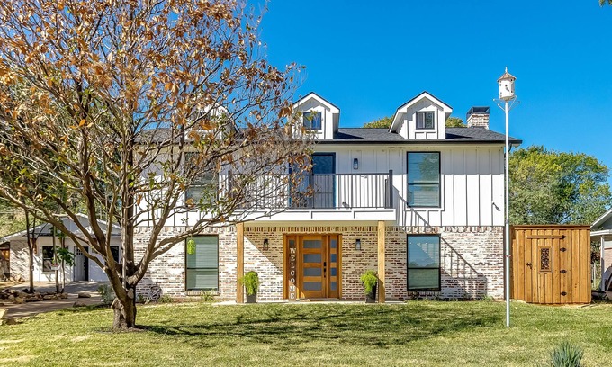 Lewisville House | Lakefront Farmhouse style by Lake Lewisville