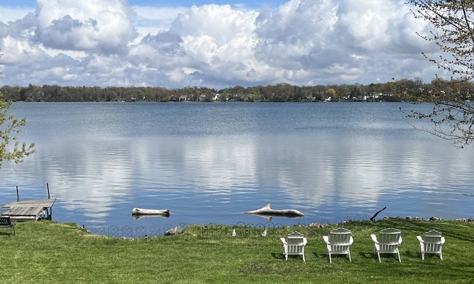 Round Lake House | Lakefront getaway