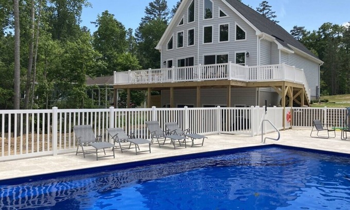 Macon House | Lakefront, Heated Pool, Firepits, Deep Water, Kayaks, Pool Table, Sundeck