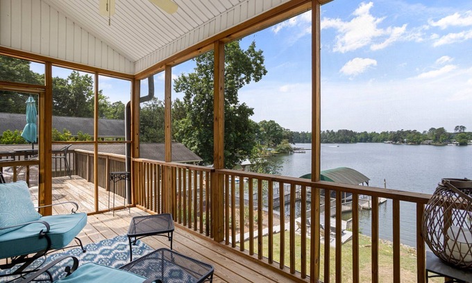 New London House | Lakefront Home- 7 bedroom 4.5 bath- Sleeps 16 + Game Room, PS-4 - Badin Lake, NC