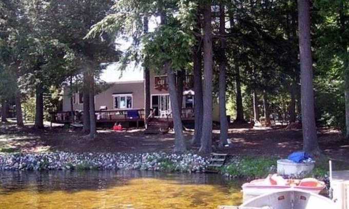 Oxford House | Lakefront home on the western shore of Thompson Lake