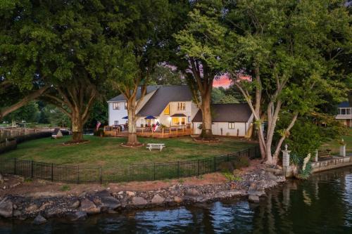 Mount Mourne House | Lakefront Home w Dock Game Room Hot Tub Ponderosa Peninsula by AvantStay