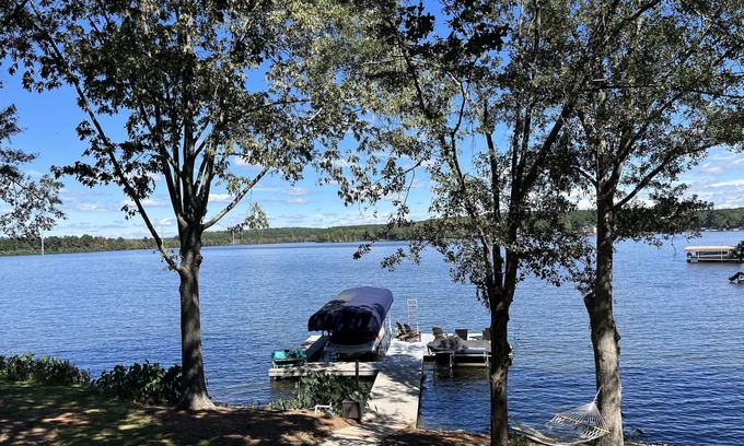 Lake Oconee House | Lakefront home - Walk to restaurants - Deep water - LOCATION!