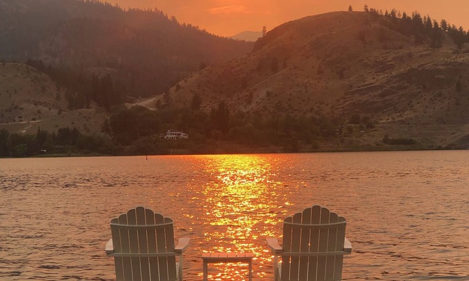 Okanagan-Similkameen House | Lakefront Home With 150 Feet of Private Beach In The Heart Of Wine Country
