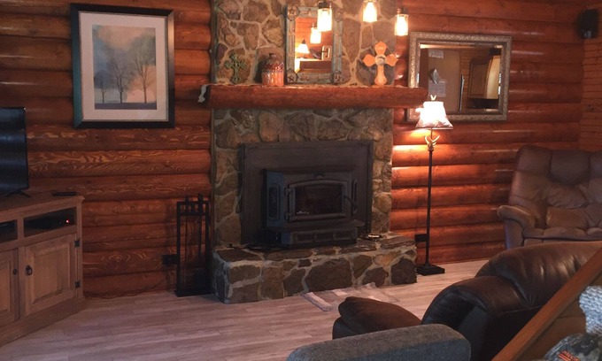 Turtle Beach House | LAKEFRONT LUXURY! Log Home near CYPRESS BEND. Boat House, Fire Pit, Kayaks