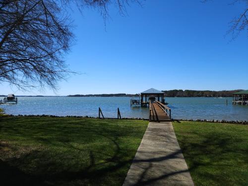 Mayhew House | Lakefront Paradise