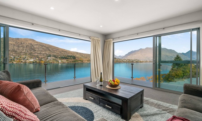 Queenstown Apartment | LAKEFRONT PENTHOUSE APARTMENT WITH 270-DEGREE VIEW