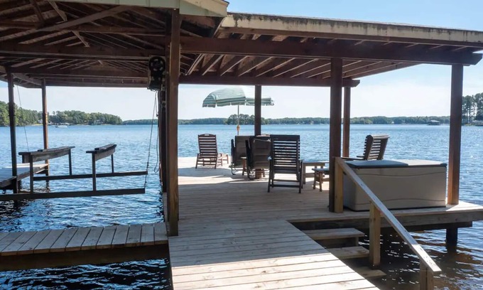 Henrico House | LAKEFRONT, PET Friendly, Firepit, Great Dock, Kayak