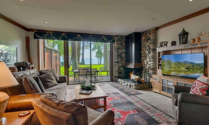 Tahoe Tavern House | Lakefront|Pool|Pier|Bouys|Pickleball|Walk to town