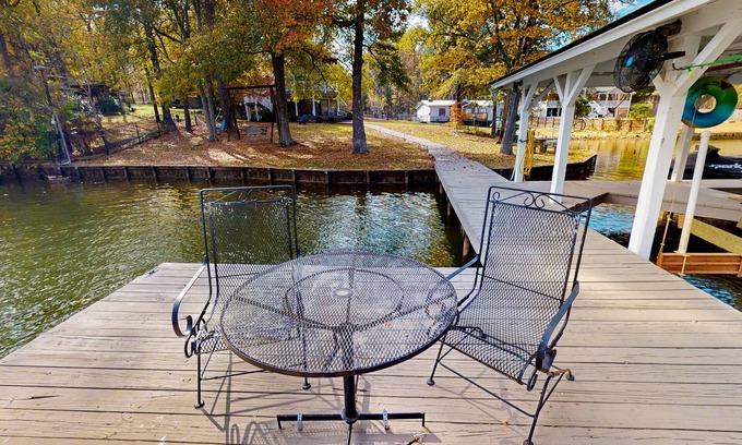 Eatonton Cabin | Lakefront retreat with kayaks, grill, games, open interior, & W/D - dog-friendly
