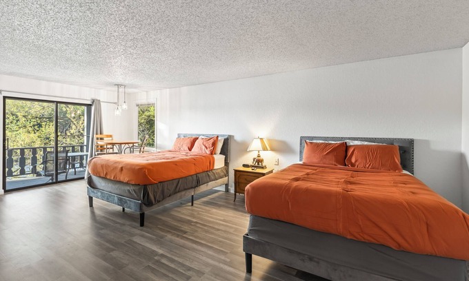 Lake of the Ozarks Apartment | Lakefront Stay-Unit 1+TV+Dining Table