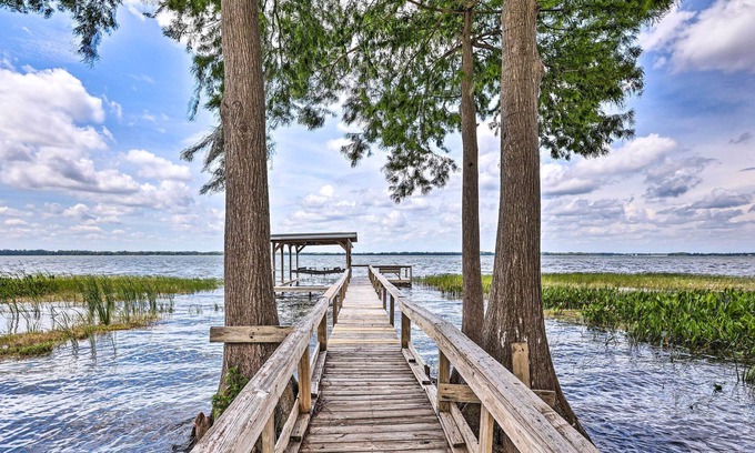 Tavares House | Lakefront Tavares Home w/ Sunroom + Boat Dock