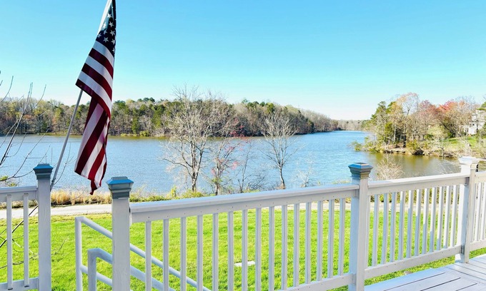 High Point Apartment | Lakefront Townhouse 2-bedroom apartment with AC, WiFi in High Point