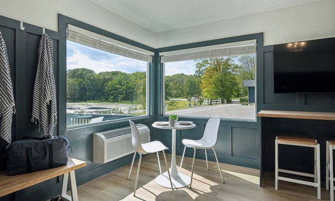 Lakeville Hotel | Lakelyn Lodge