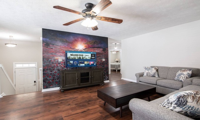 Emerson House | LakePoint Getaway - Spacious home w/King Bed, 1 mile from LakePoint Sports