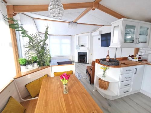 Overstone House | Lakes and woodlands Overstone Holiday Park