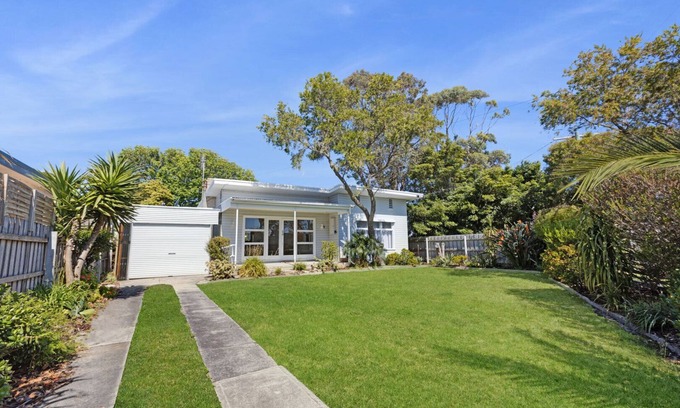 Lakes Entrance House | Lakes Entrance Beach House - Just a stone’s throw away from the foreshore