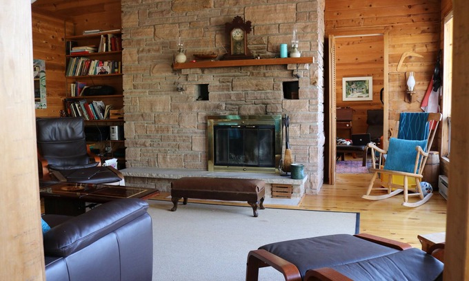 Frontenac Cottage | Lakeside 4 bedroom home on Buck Lake near Kingston