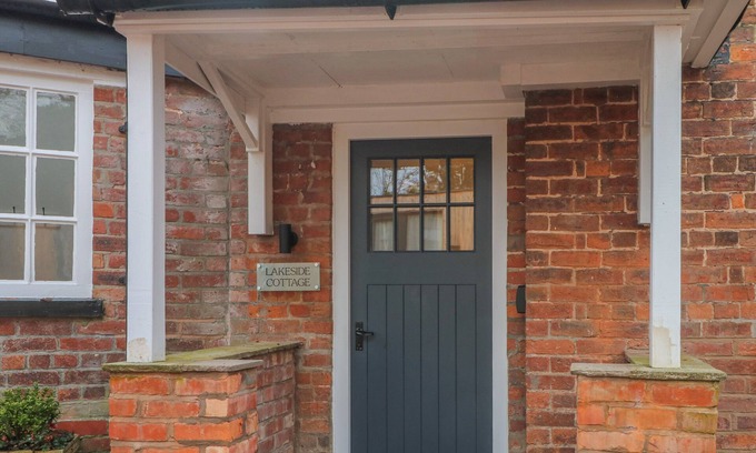 Macclesfield Cottage | LAKESIDE COTTAGE, family friendly, with a garden in Macclesfield